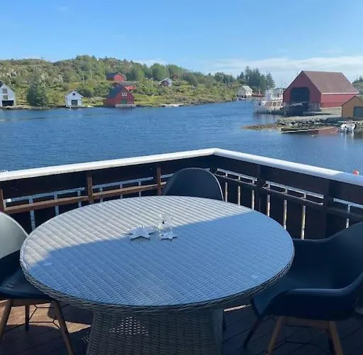 Flott Rorbu Pa Idylliske Langevag/bomlo Tatil Evi *