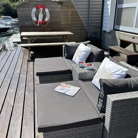 Flott Rorbu Pa Idylliske Langevag/bomlo *